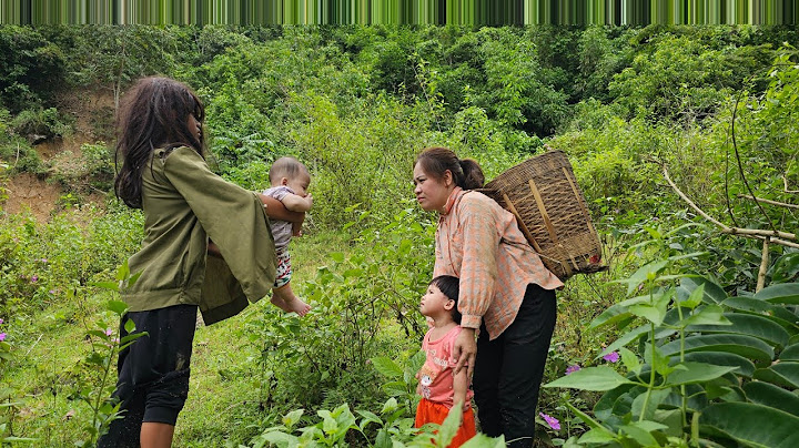 Harvesting corn to sell at the market on the way back accidentally met a forest man and a baby