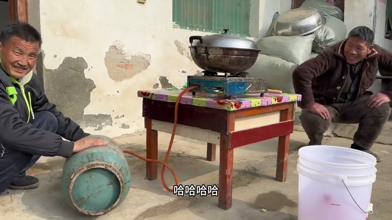 挑战螺狮粉非常成功，三个人十包，峰自己吃了五包，感谢粉丝大哥捐助。#我的乡村生活 #原创视频