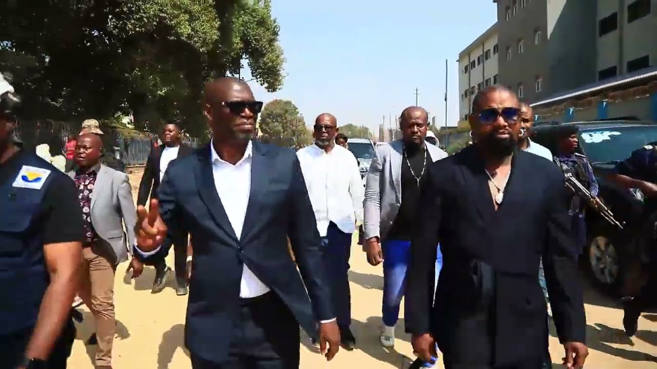 Le Gouverneur Jacques KABULA KATWE fait visité les chantiers de Lubumbashi, Artiste Ferré GOLA