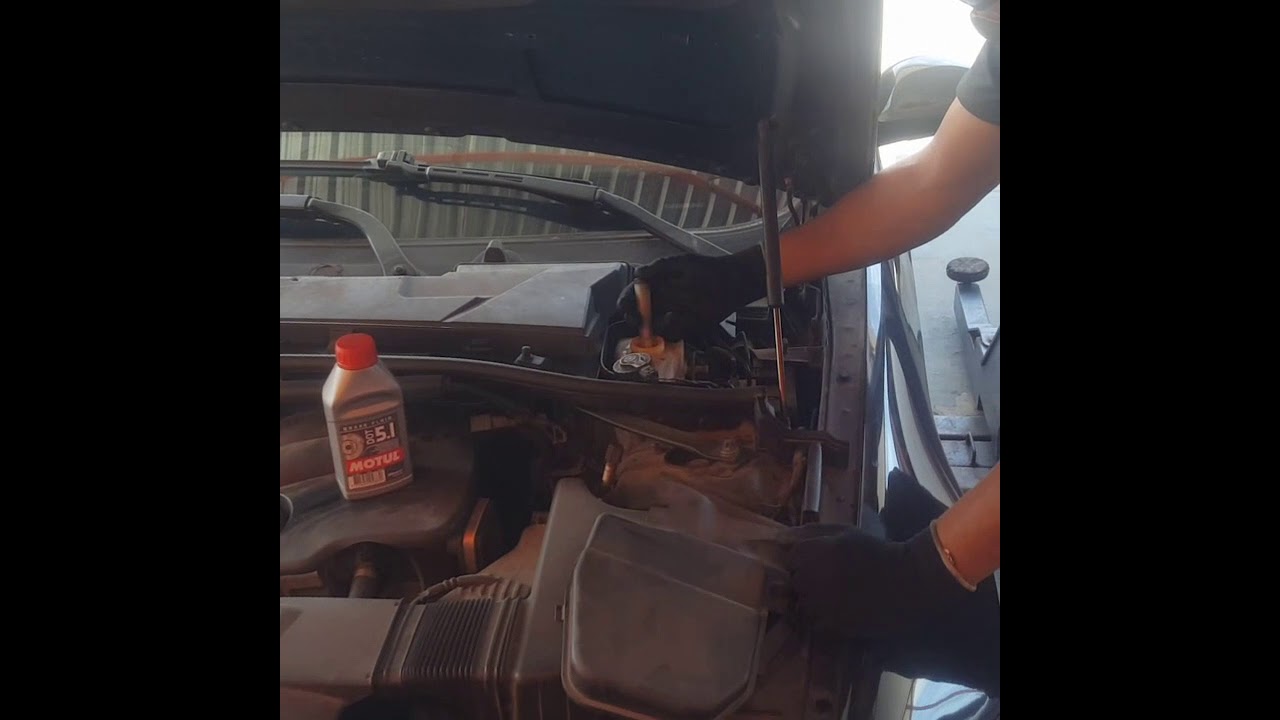 Troca do fluido de freio da BMW 320i - YouTube