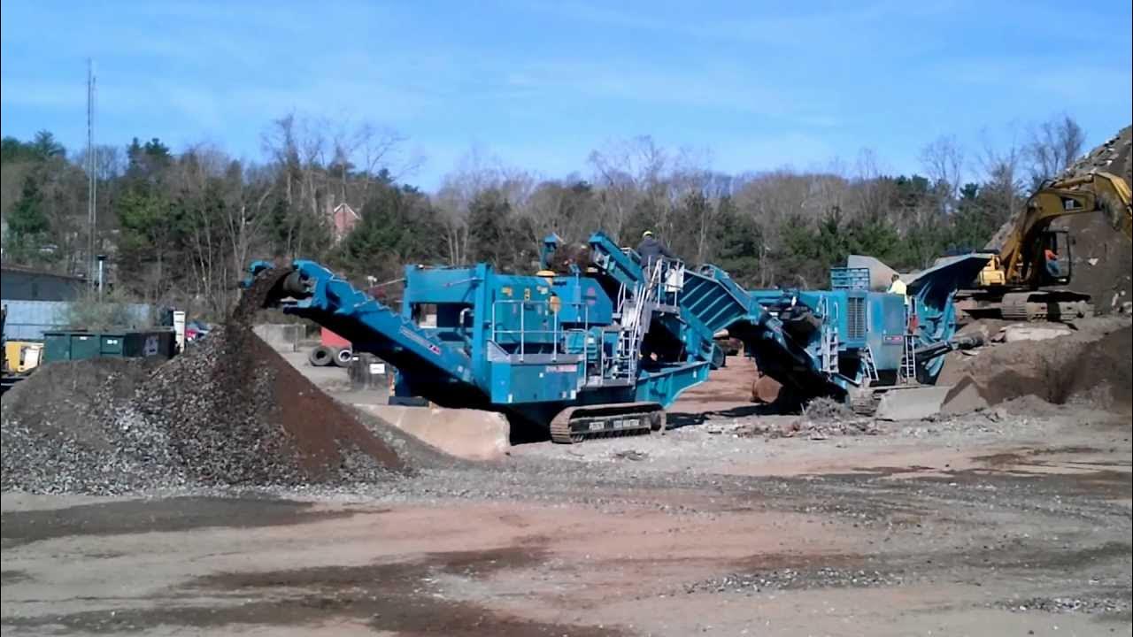 Powerscreen XA400S and 1000 Maxtrak crushing recycle in Simsbury, CT