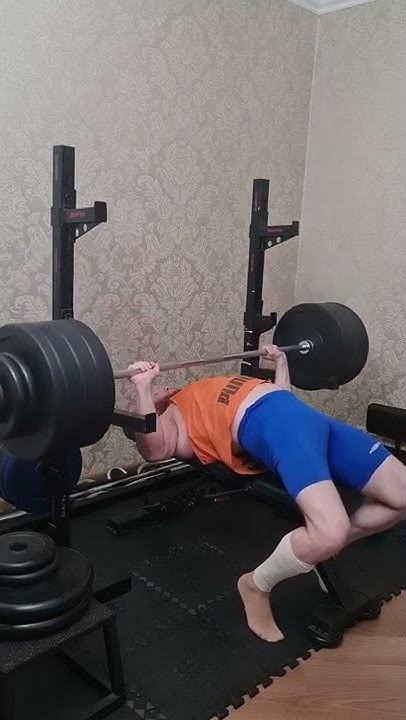 Жим лежа с читингом! Как увеличить результат в жиме лежа #shorts - YouTube