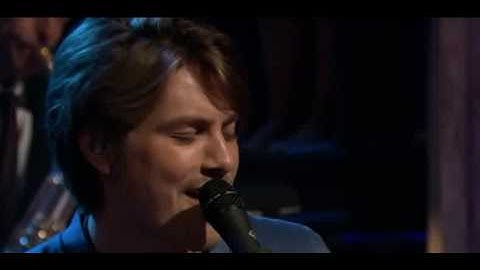 Hanson performing Thinking 