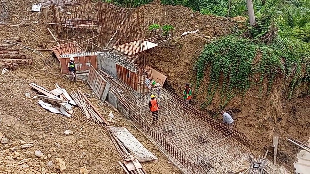 Sudah sepuluh lubang yang berhasil di bor, tinggal tujuh lubang lagi. 