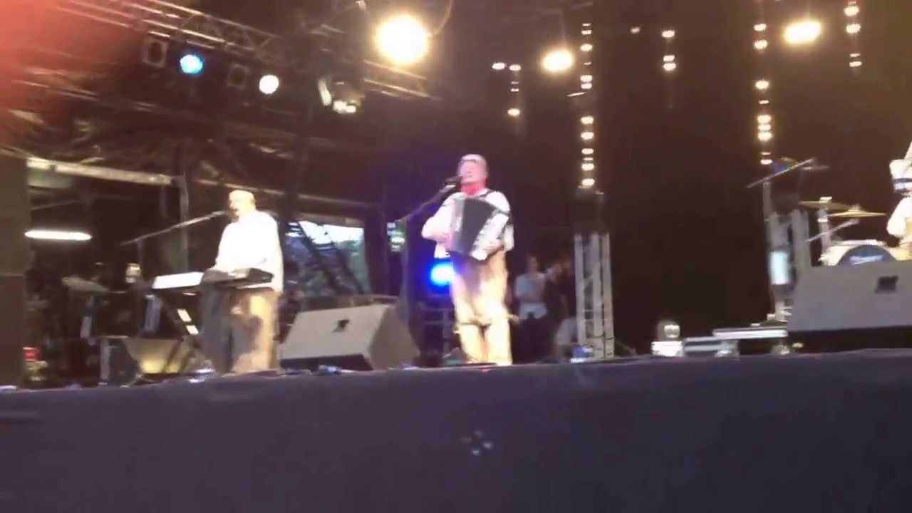 the-wurzels-at-car-fest-i-am-a-cider-drinker-youtube