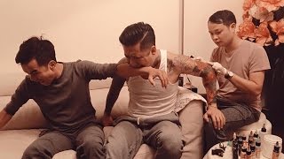 tin tuc sao viet_Tuấn Hưng cắn tay đàn em nhịn đau để tô màu hình xăm