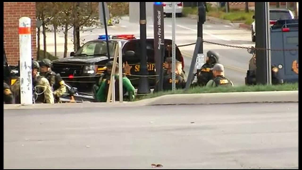 8 injured, 1 suspect dead in attack at Ohio State University - YouTube