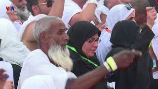 زن و مرد مسلمان در مراسم پرتاب سنگ به شیطان در مکه