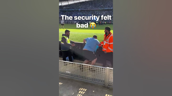 Manchester City fan falls while trying to do a pitch invasion 🤣 #mancity #pitchinvader