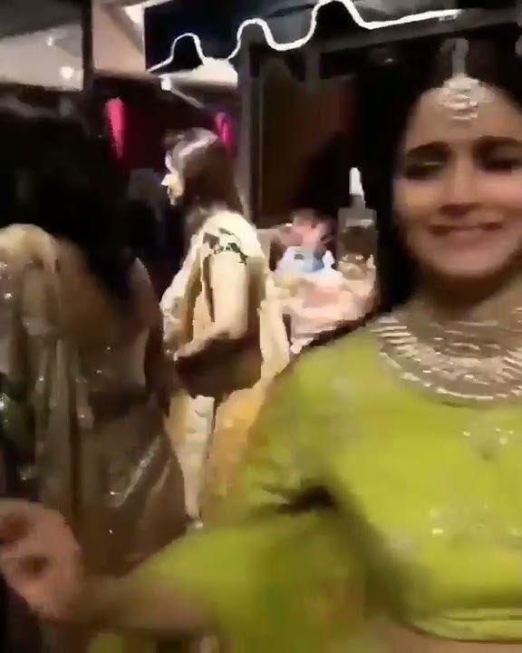 Kareena Kapoor Showing Her Braless Boobs