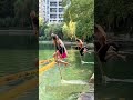 水面を制する職人の技：竹竿で舞う水上バランスの美学