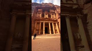 DESCUBRIERON UNA CIUDAD PERDIDA EN LA ROCA 😨|#shorts #historiaoculta #petra #jordan #arquitectura