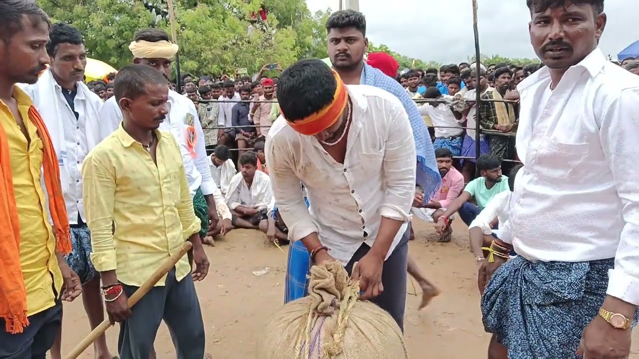 220kg ఇసుక బస్తా ఎత్తుటా కందుకూరు గ్రామం శ్రావణమాసం చివరి సోమవారం 