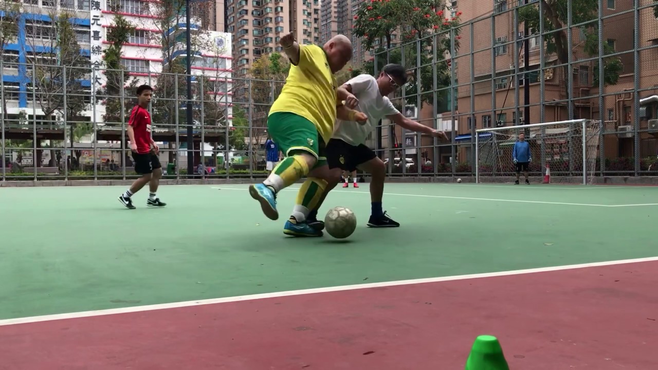 Good center forward play by XXL16, win the throw-in.