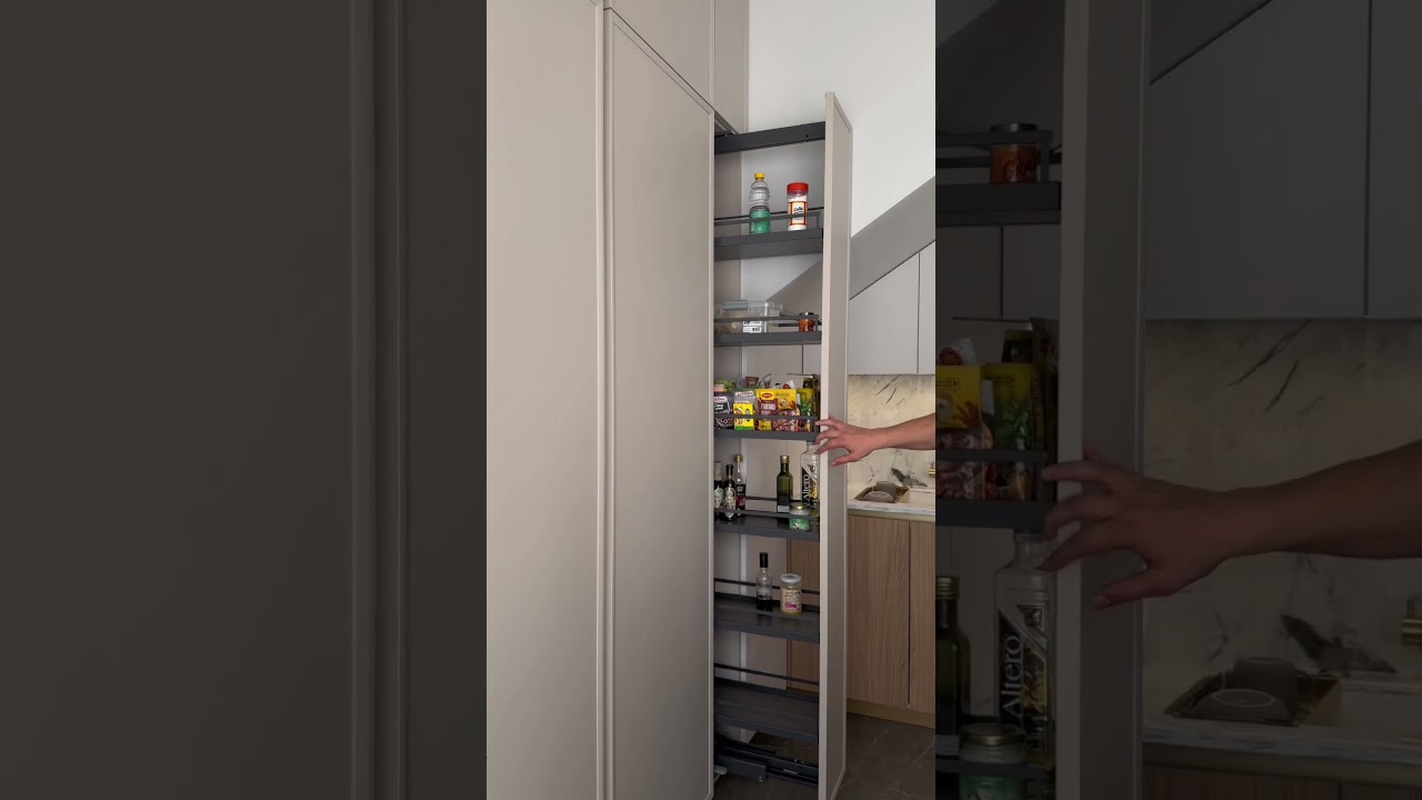 Девушка выбирает IPhone 17pro , женщина выдвижную колону Kesseboehmer с электроприводом 😁 