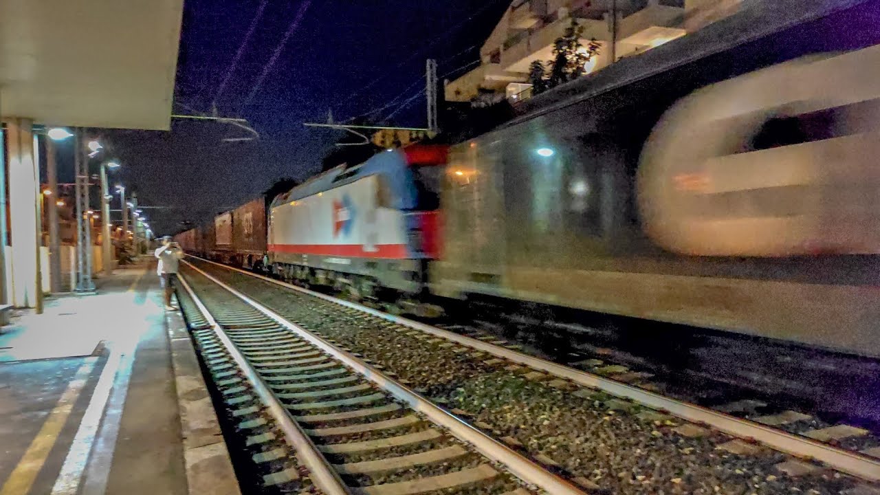 Treni in transito in un sabato sera alla stazione di Rimini Miramare!