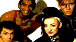 Vincent introduce i Culture Club in "Karma Chameleon"