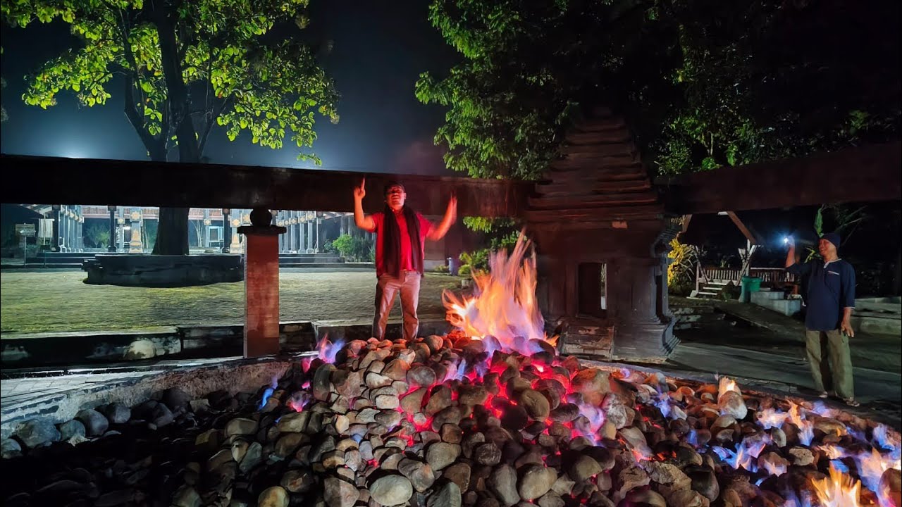 SUDAH RATUSAN TAHUN API INI GAK PADAM 