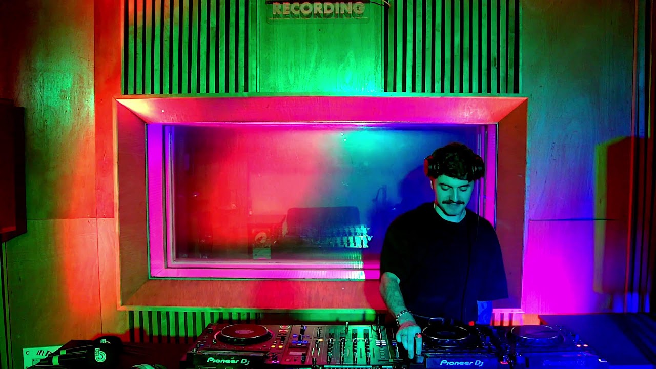 „Transmisja” - Kamil Ginglas + theviacya & synthia