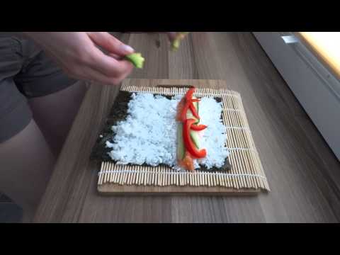 Wideo: Jak Zawinąć Sushi
