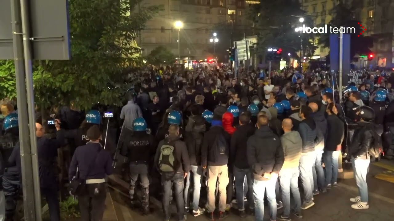 Milano, tensione a Piazza 5 Giornate, corteo No Green Pass costretto a deviare da cordone polizia