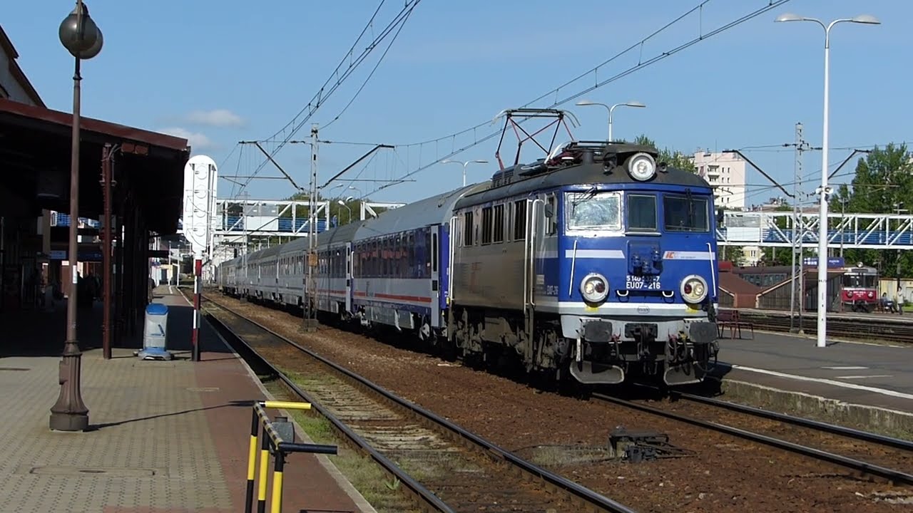 EU07-216 z IC 83200 Orion rel.Szczecin Główny-Przemyśl Główny, odjeżdża ze stacji Rzeszów Główny.
