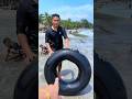 Ayah mau gelundungin ban.
