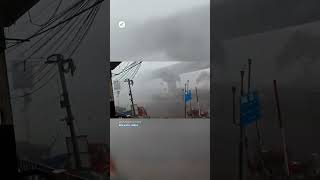 A wet downburst ⛈️ caused significant damage in Kolkata, India