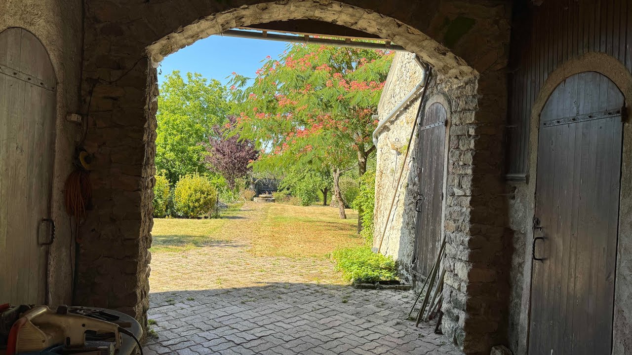 Jolie maison avec Grange et Terrain arboré à Pontaubert en Bourgogne France