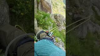 Climber nearly hit by rockfall
Want to learn how to crack climb?
Join Global Crack School today 👉 https://www.wideboyz.school/ Climber nearly hit by rockfall