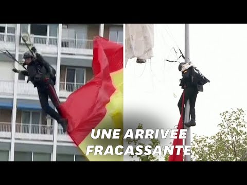 Vidéo: Un Parachutiste Subit Un Accident Contre Les Rois D'Espagne Lors De La Journée Hispanique