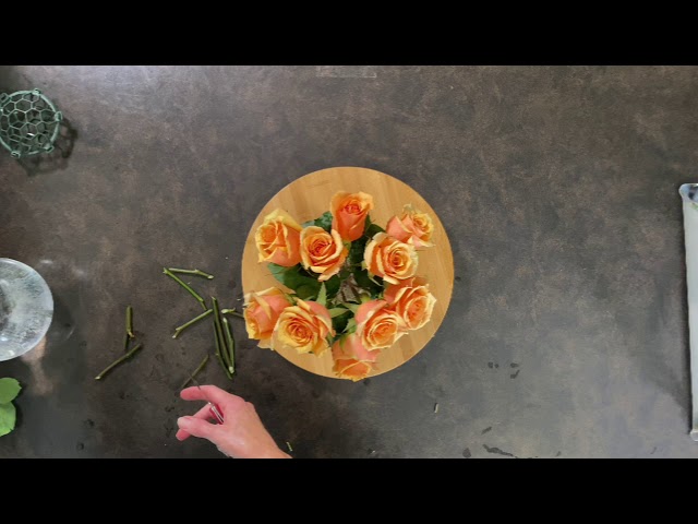 Arrange a Dozen Roses Pavé-Style in a Small Glass Vase | FLORAL DESIGN | HOW-TO