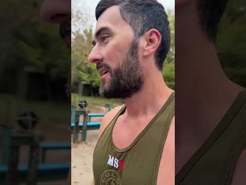 I explain my workout in detail. I talk to people. Petya shows off his new equipment. 😉✌🏻