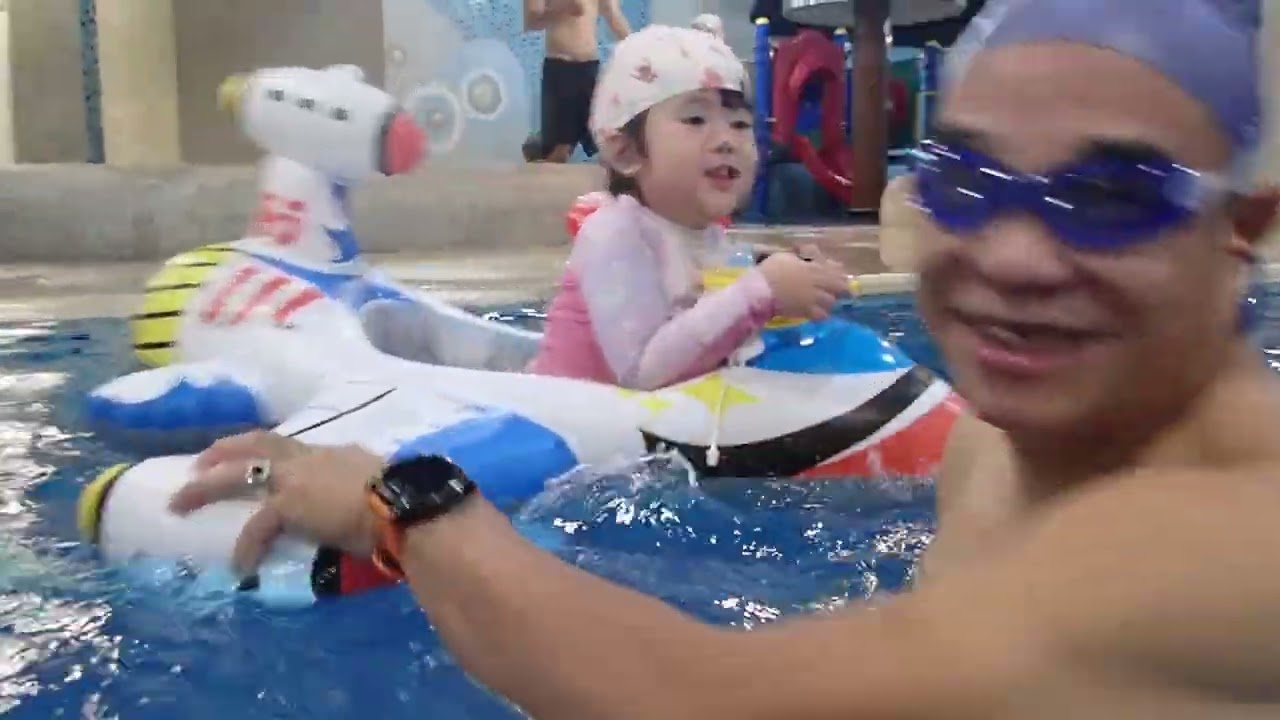 114年12月05日與周泳快和沐寶悅寶在新竹煙波飯店香榭館泳池