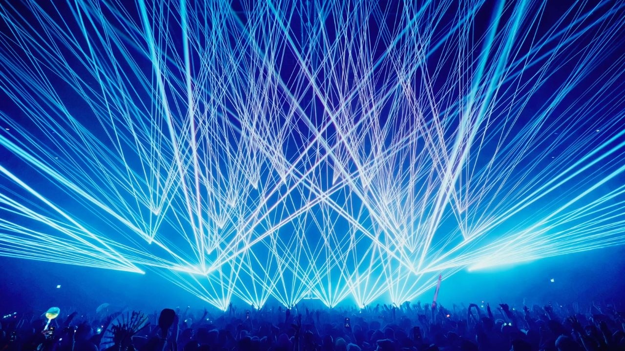 Gareth Emery - Dreams (CYBERPUNK intro) auf YouTube ansehen Gareth Emery - Dreams (CYBERPUNK intro) auf YouTube ansehen