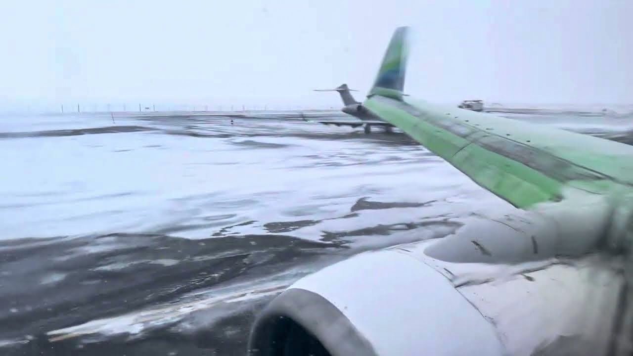 *FULL POWER* SNOWSTORM TAKEOFF in Jackson Hole ~ Alaska Airlines ~ Boeing 737-790 ~ JAC