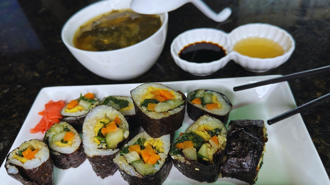KIMBAP GIMBAP- ROLLITO DE ARROZ COREANO. ENVUELTOS DE ARROZ EN NORI- ENVUELTOS EN PAPEL DE ALGAS.