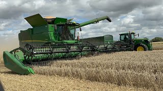 FARM UPDATE 170. JOHN DEERE COMBINE CONTROLS THE TRACTOR & TRAILER EMPTYING IT.