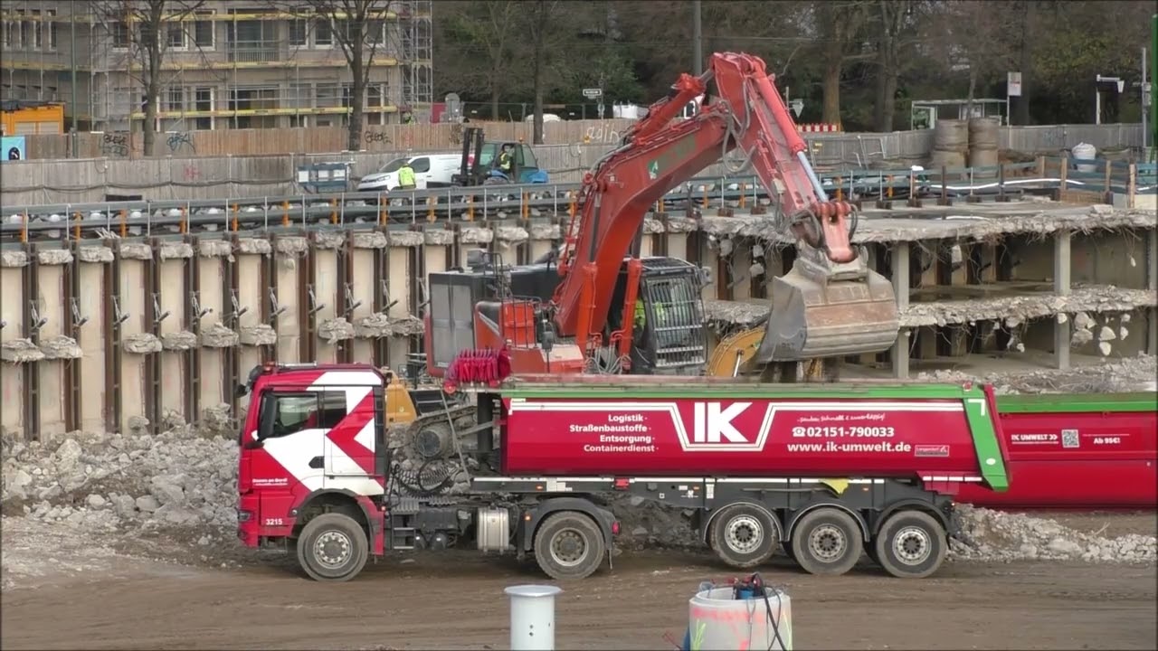 Bagger Hitachi 490 lädt LKW - Großbaustelle