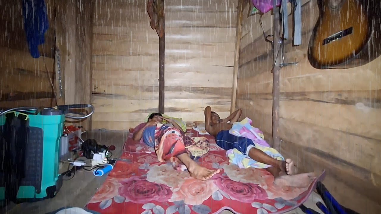 Di guyur hujan malam saat bermalam di gubuk shelter 
