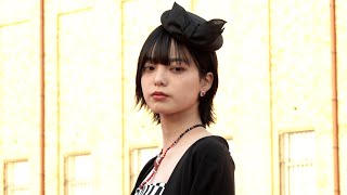 平手友梨奈、個性派２トーンスタイル　美デコルテラインで魅了　「シジエム　サンス　パル　カルティエ」内覧会