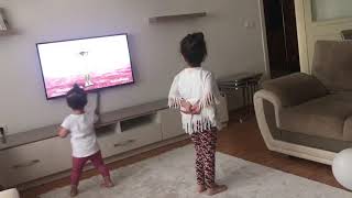 Elif Ve Zeynep Yeşil Uzaylı Dansı Yapıyor