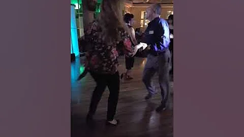Miguel Anleu bailando con su prima