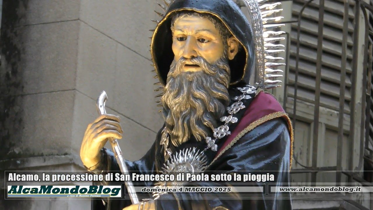 Alcamo, la processione di San Francesco di Paola sotto la pioggia