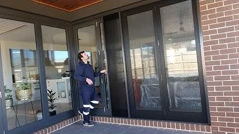 Retractable fly screen