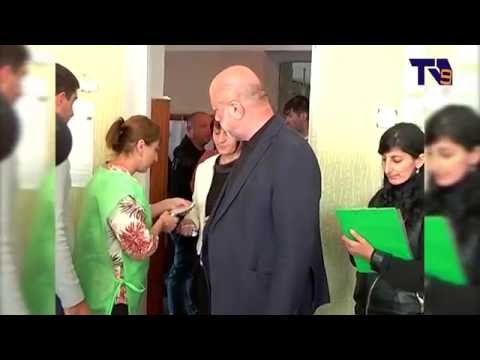 \"ქართული ოცნები\"–ს კანდიდატი ხმის მისაცემად, უბანზე ოჯახთან ერთად მივიდა