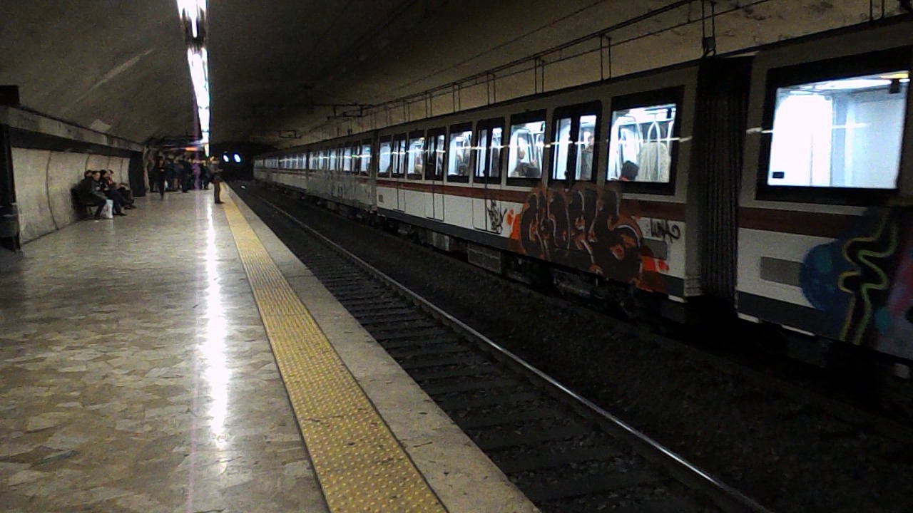 Metro de Roma - S/300 y MB100 en Colosseo - YouTube