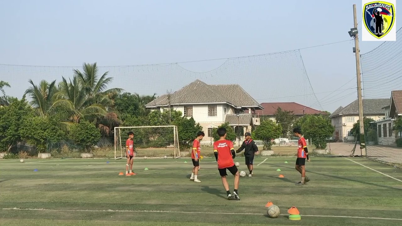LFF Course B License Clip 1/2: Attacking combination play third area (Possession game 3v1) Coach Gea