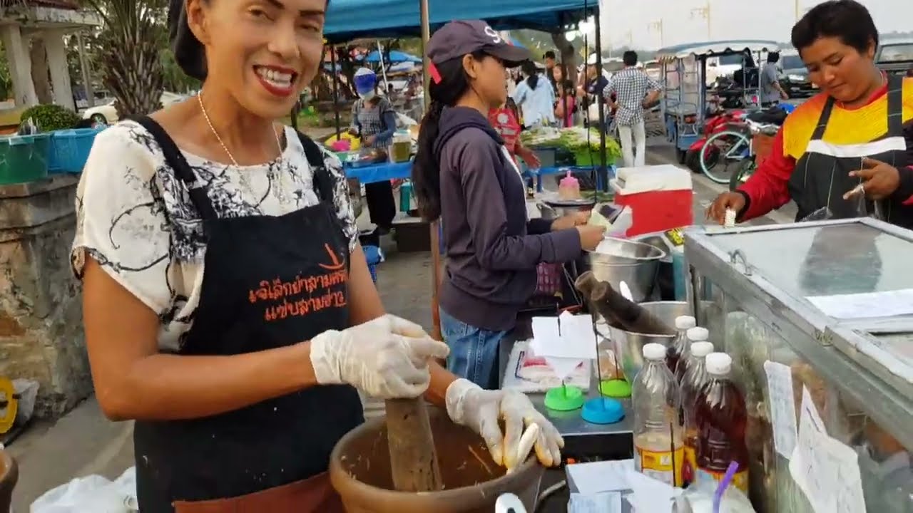 Острый салат из морепродуктов, приготовленный в ступке из сушеного перца чили, ферментированного ...