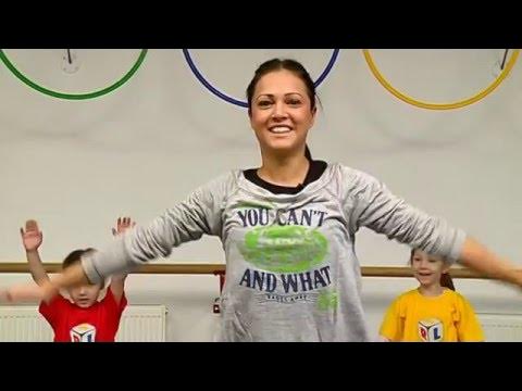 Porno lanj busty ayollar Yalangoch tozalovchi ayol polni doggy uslubida yuvadi.